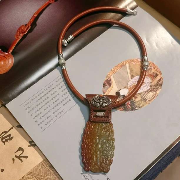 原创国风和田玉龙牌玉佩设计款皮绳时尚简约项链毛衣链【天玺珠宝】