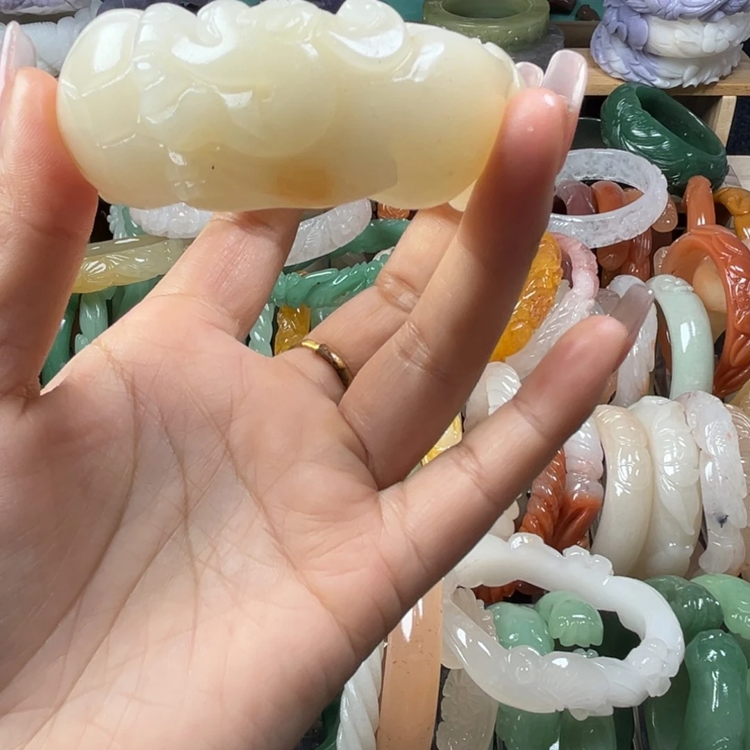 石英质玉未镶嵌雕花手镯