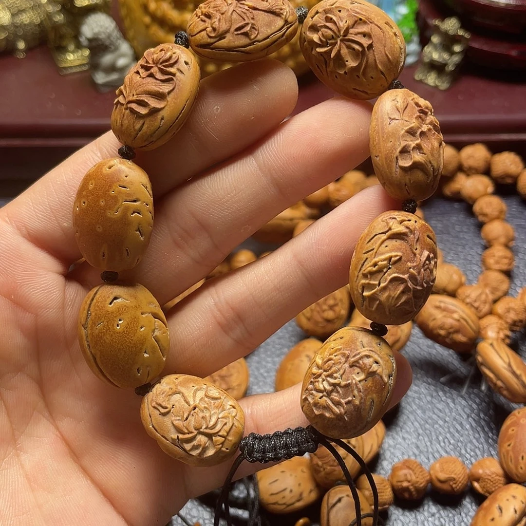 大桃核雕刻瑕疵莲花