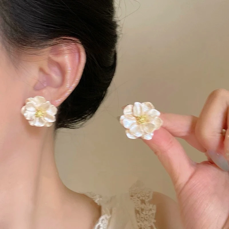 早春甜美山茶花耳钉女2025超火韩系轻奢高级感耳环高颜值学生耳饰