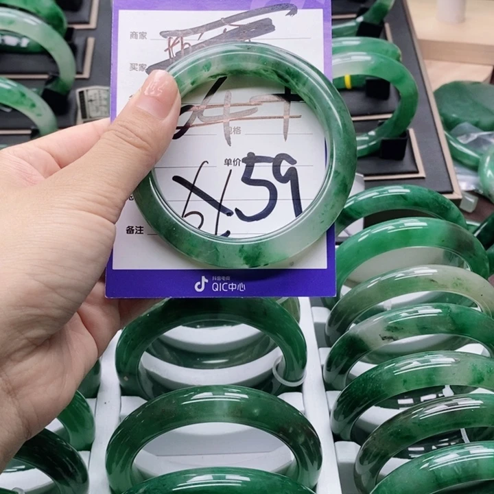 一***妞石英质玉手镯未镶嵌