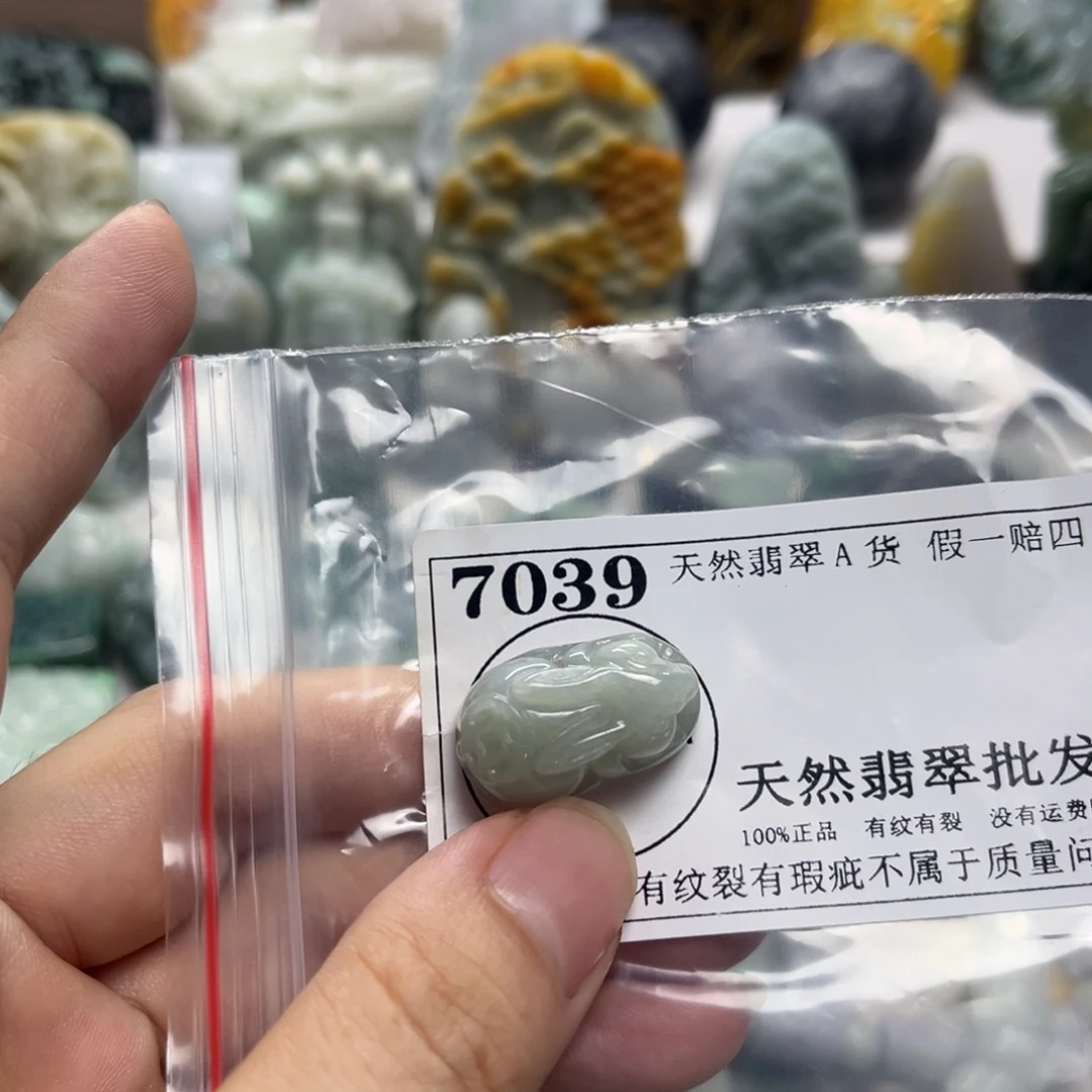 翡翠未镶嵌颈饰7039瑕疵