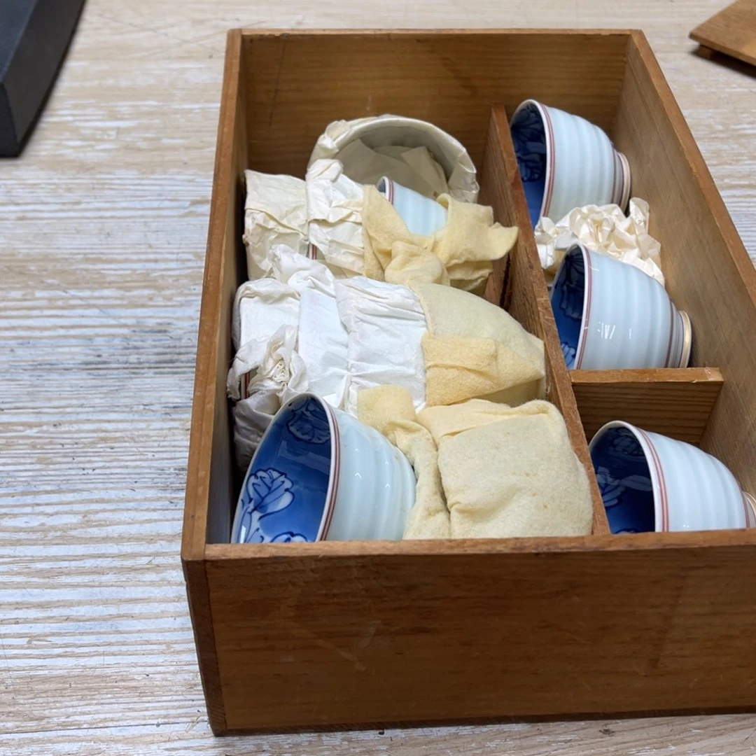 瓷片暗**影密密麻麻地排列着一个