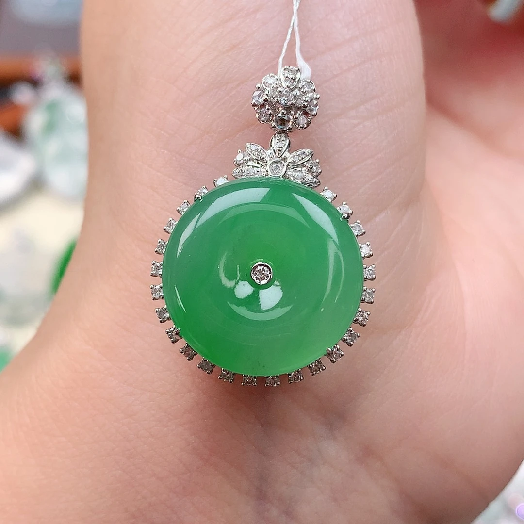 颈饰18K金镶嵌翡翠扣