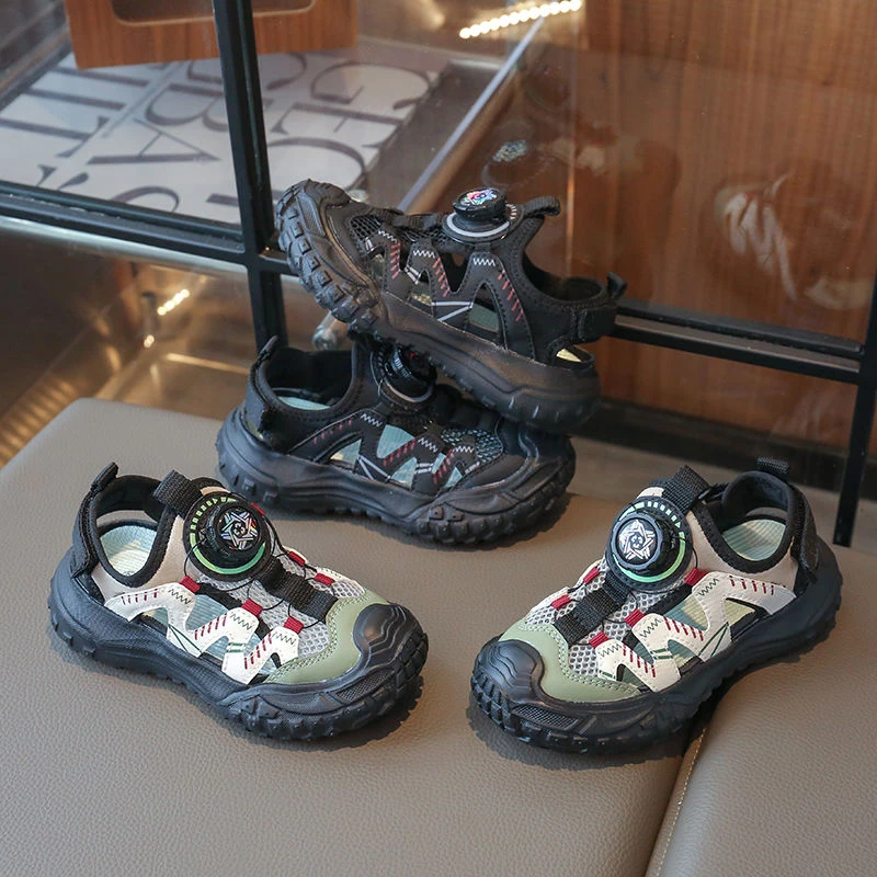 儿童包头凉鞋2025夏季新款男童运动凉鞋女童鞋子镂空旋钮纽扣凉鞋