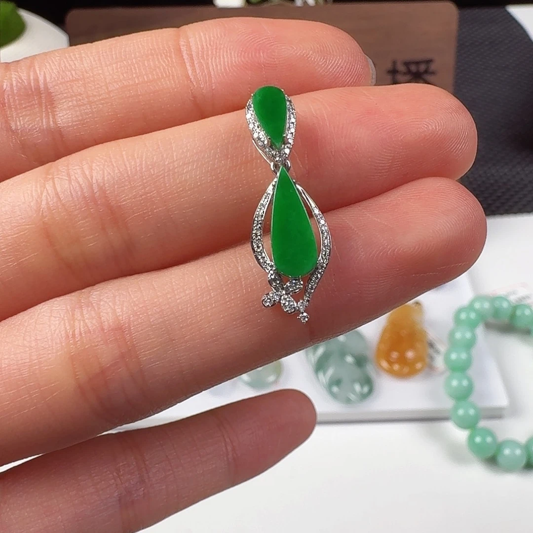 翡翠18K金镶嵌颈饰