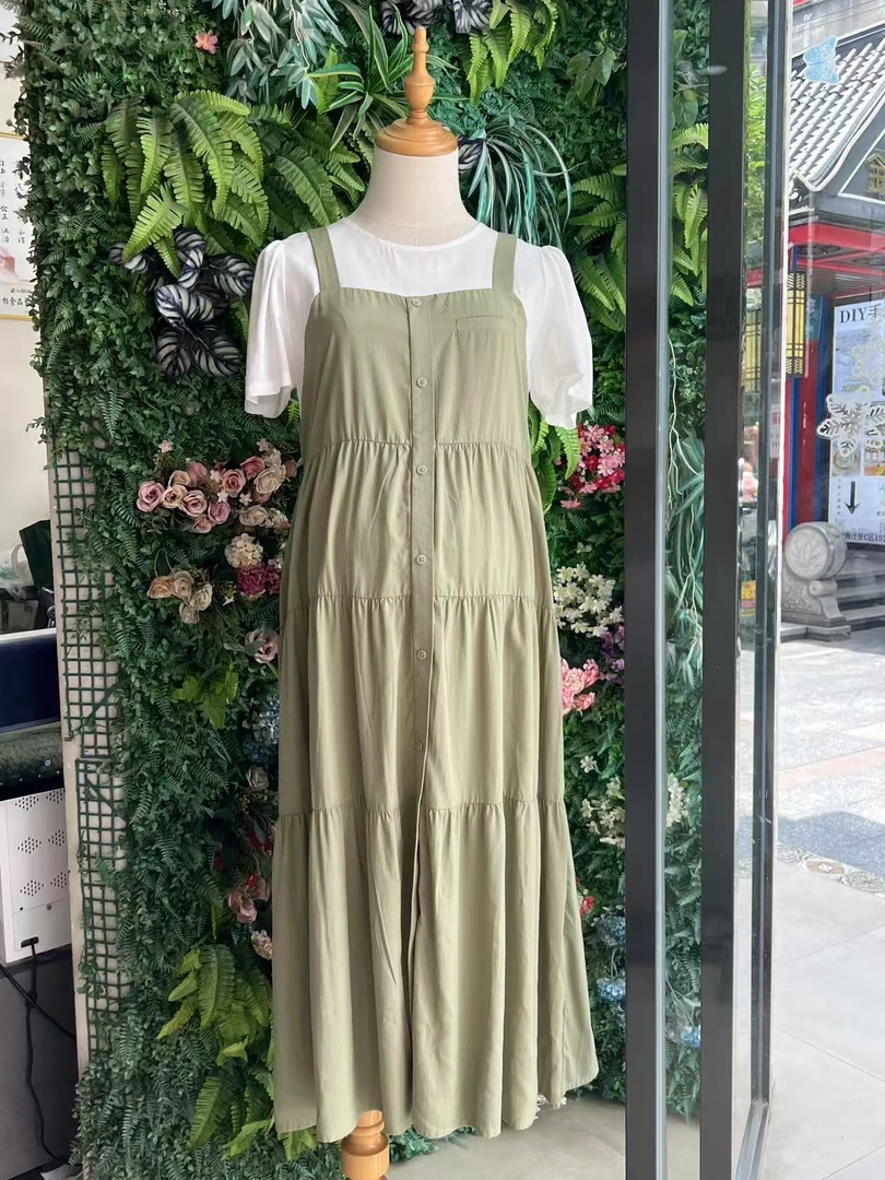 浅抹茶色背带连衣裙