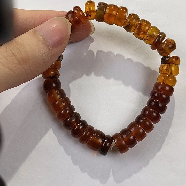 琥珀未镶嵌颈饰多人