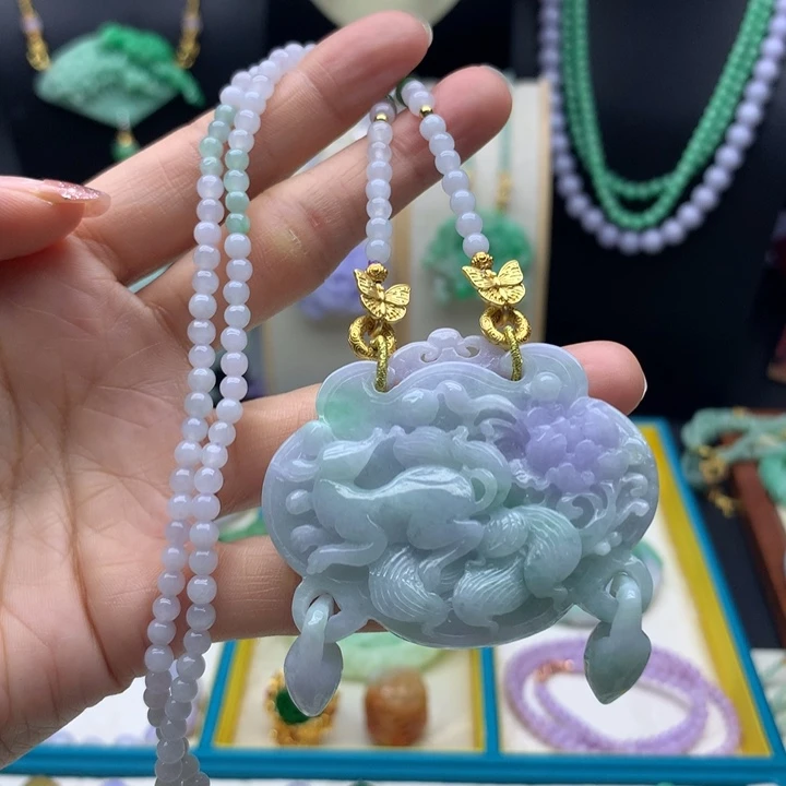 翡翠未镶嵌颈饰翡翠九尾狐