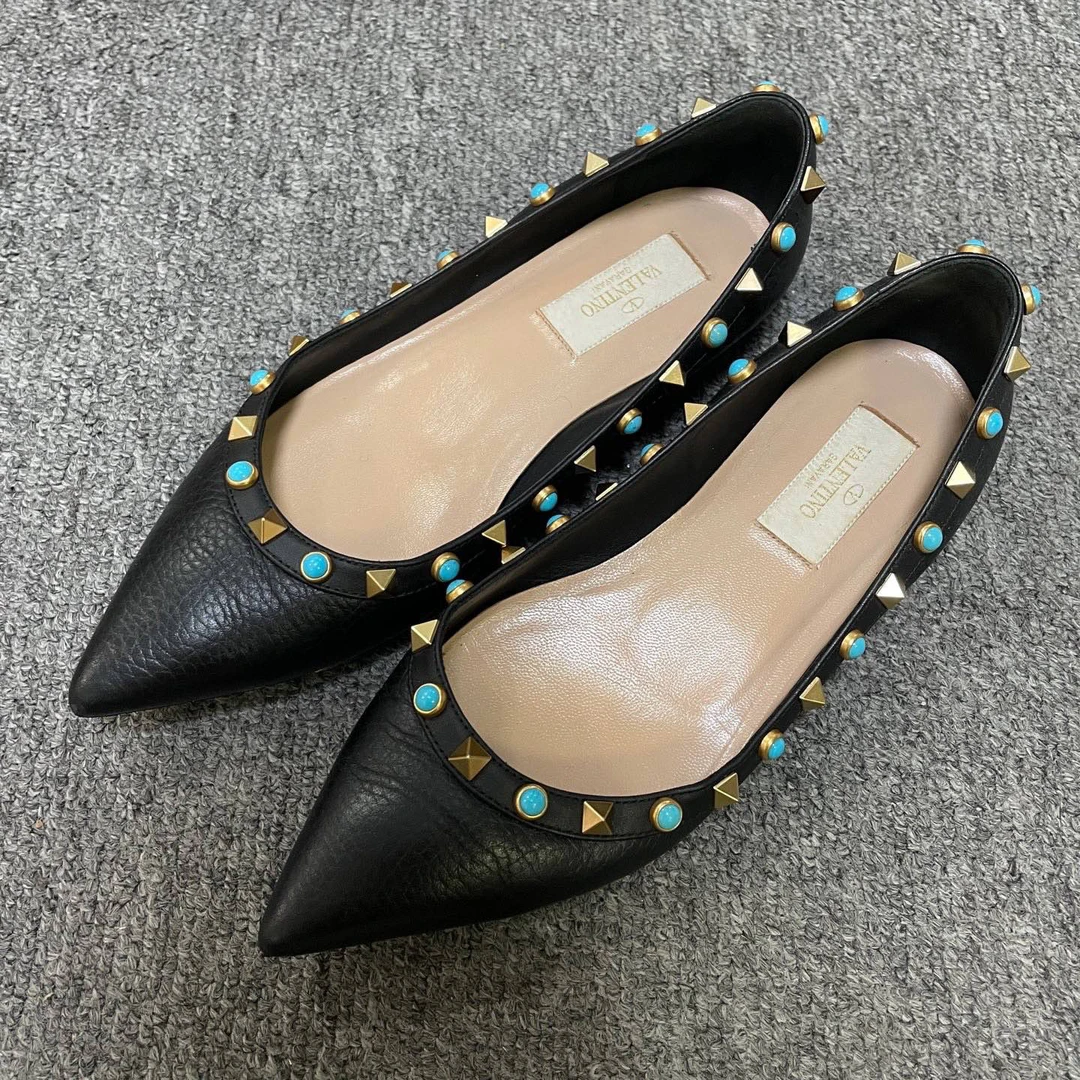 95新 Valentino/华伦天奴 彩色铆钉黑色平底单鞋35.5码/13174