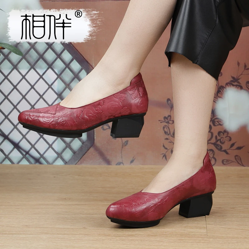 相伴真皮复古手工粗跟女士单鞋百搭国风中老年妈妈中跟鞋53072