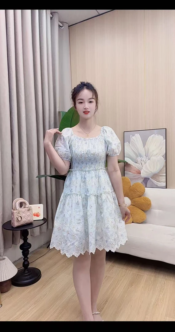 夏季新款小个子初恋裙法式温柔风方领绣花碎花松紧腰甜美连衣裙