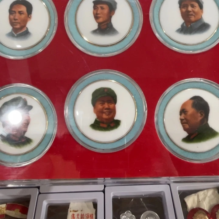 上***人其他普通金属德化陶瓷像章