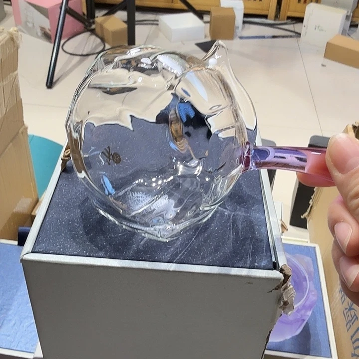 禾器侧把公杯。