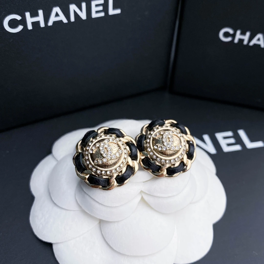 全新未使用 Chanel/香奈儿 经典双C黑金皮穿链浮雕镶钻耳钉 S4767