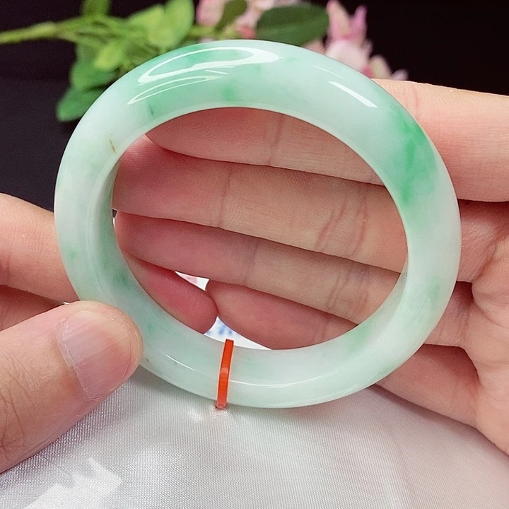 翡翠手镯未镶嵌56圈