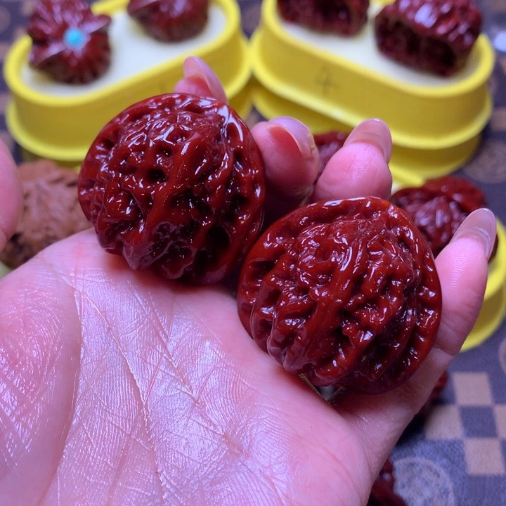 文玩核桃吊坠白狮子38