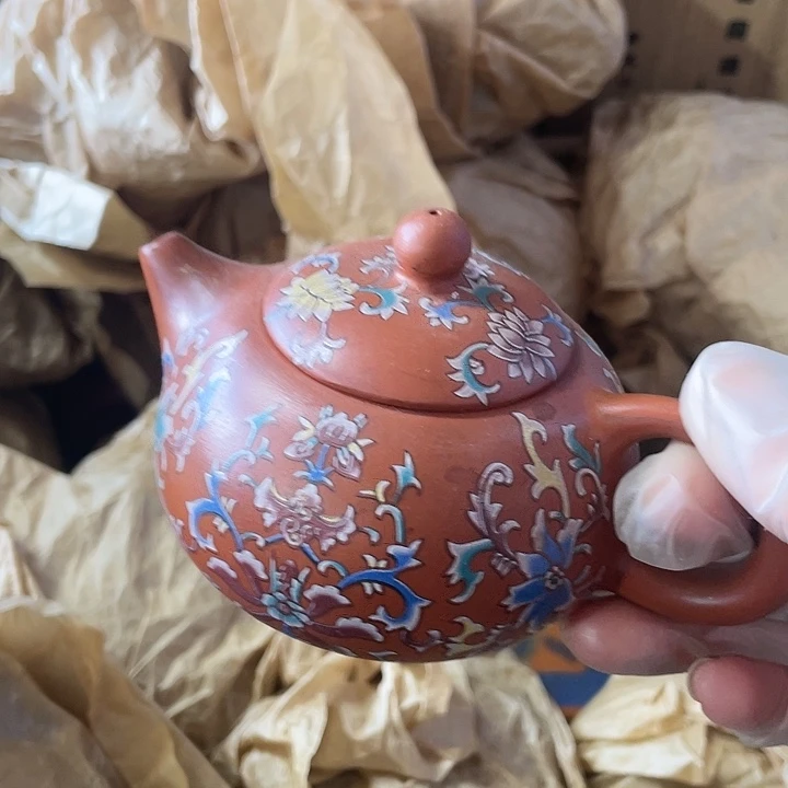 紫砂茶壶原矿泥料手工制作的一把紫砂壶。