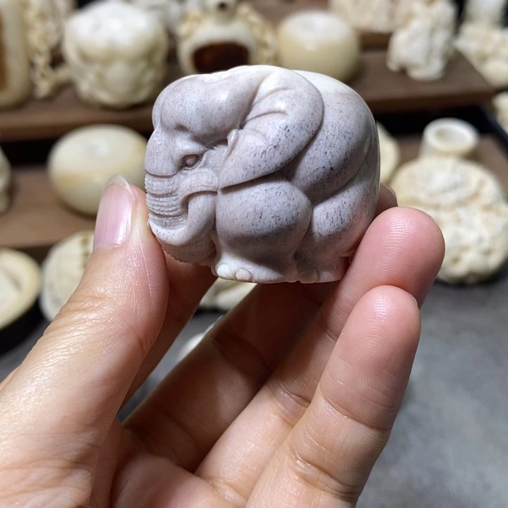 萝***莉鹿角小象手把件玩件