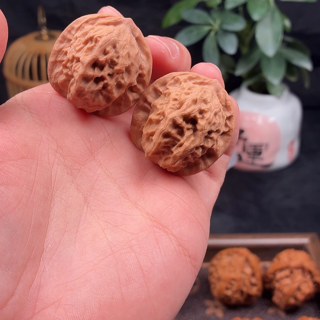 文玩核桃吊坠瓷娃娃