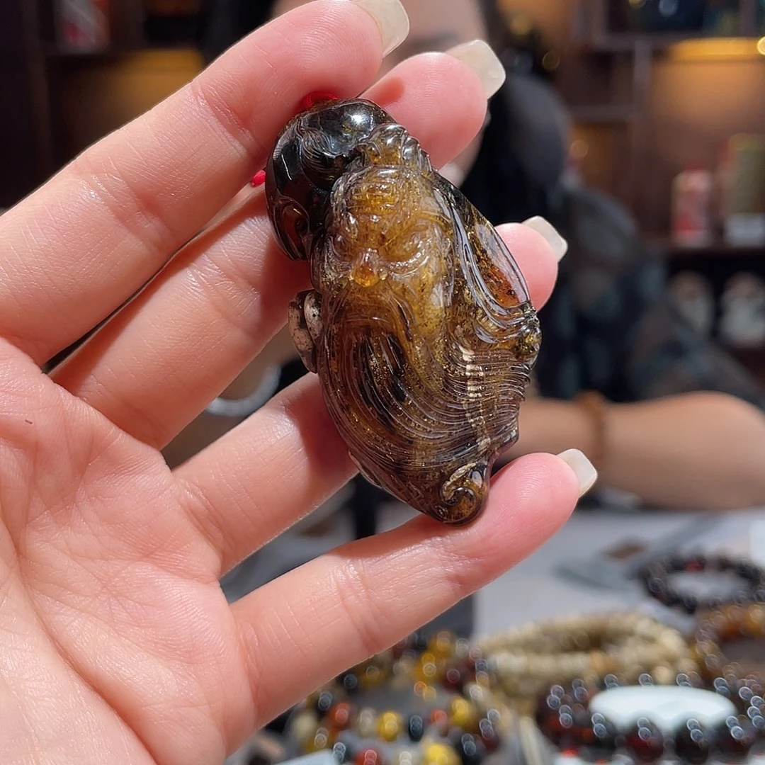 未镶嵌颈饰琥珀雕刻
