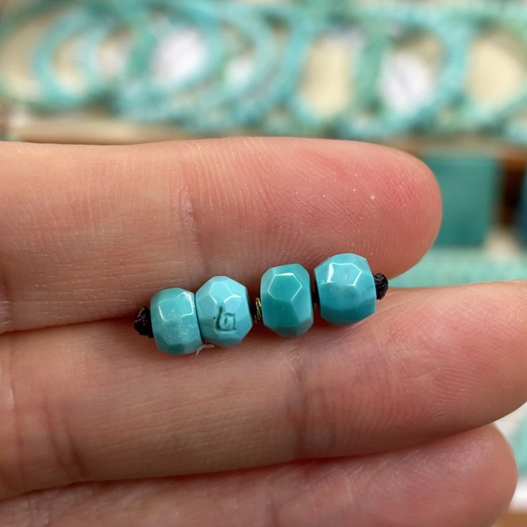 绿松石未镶嵌颈饰