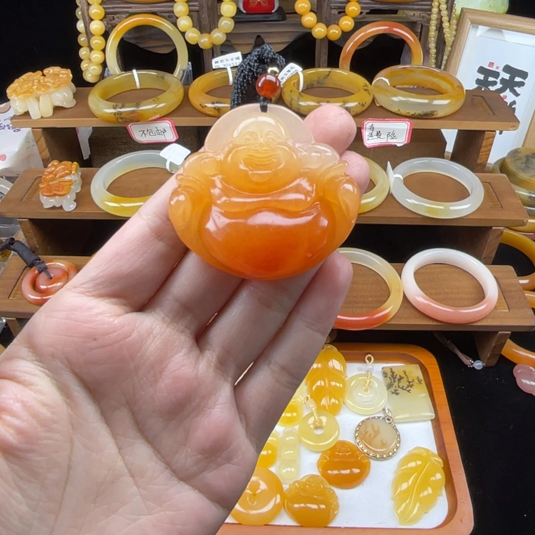 石英质玉（黄龙玉）未镶嵌颈饰佛公