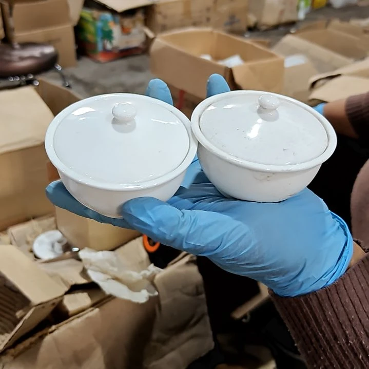 盘子碗茶壶啥都有