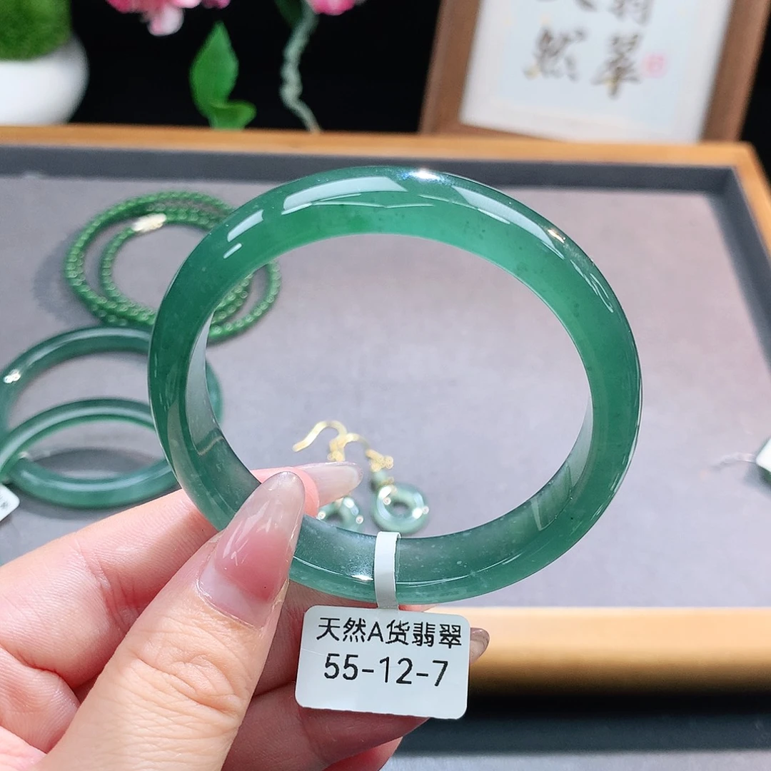 未镶嵌手镯（圆镯）翡翠