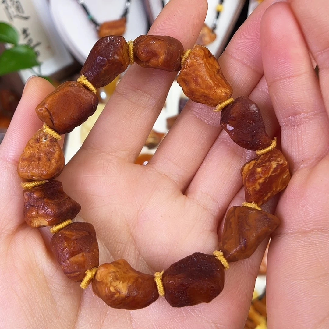 琥珀珠宝奇石未镶嵌。