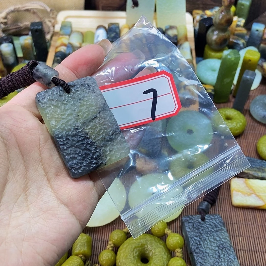 蛇纹石玉未镶嵌挂件特****猪