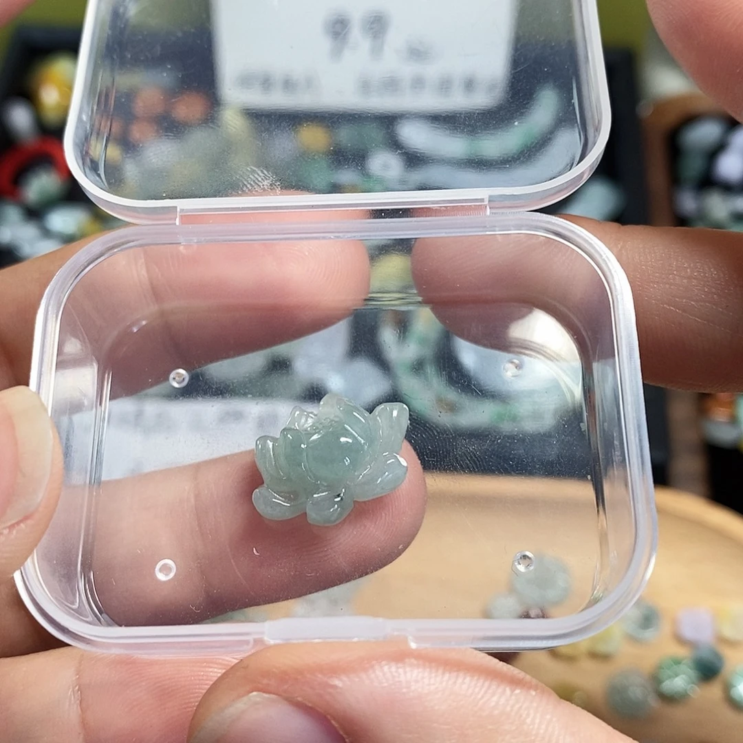 往***好翡翠未镶嵌颈饰花花