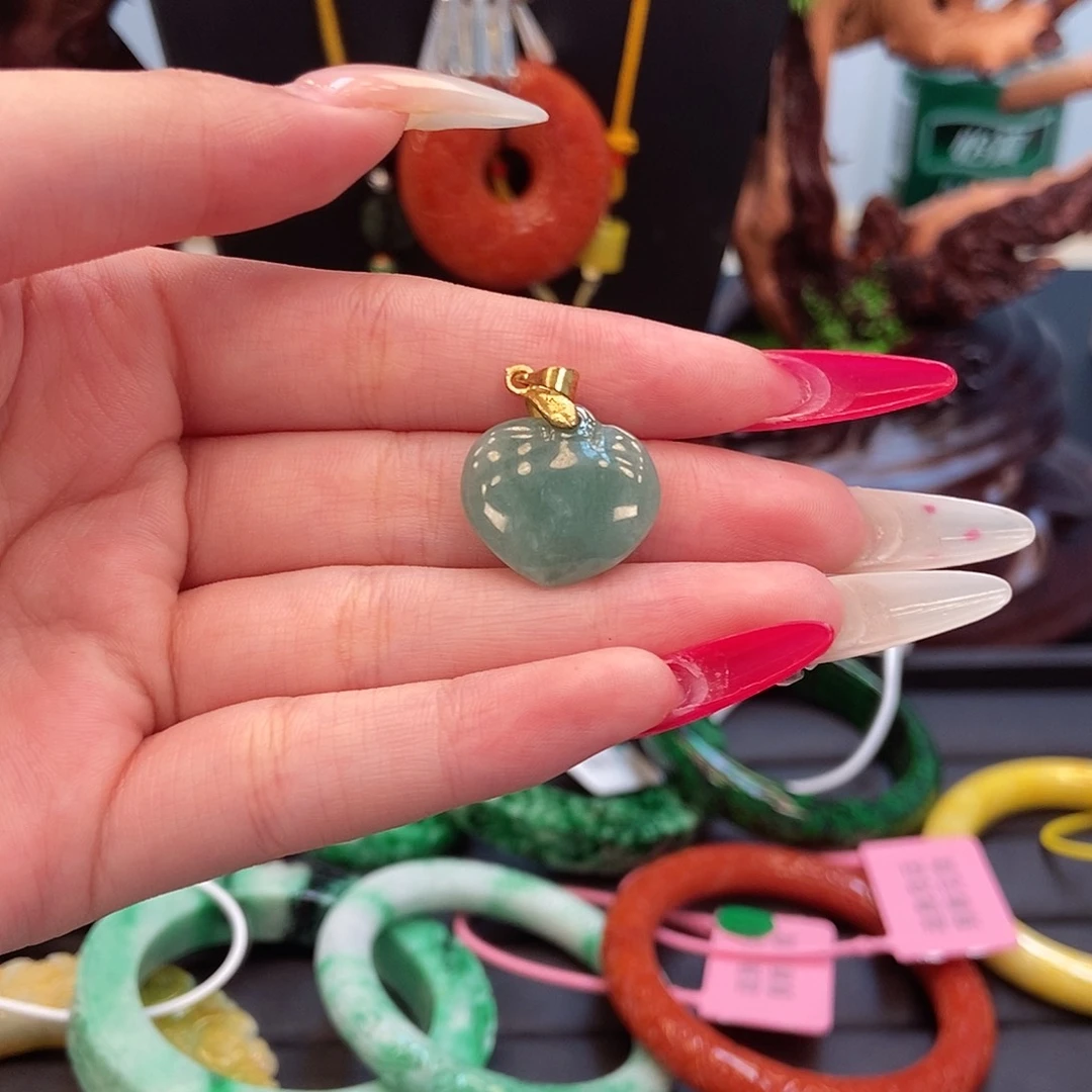 颈饰未镶嵌翡翠天然a翡翠吊坠