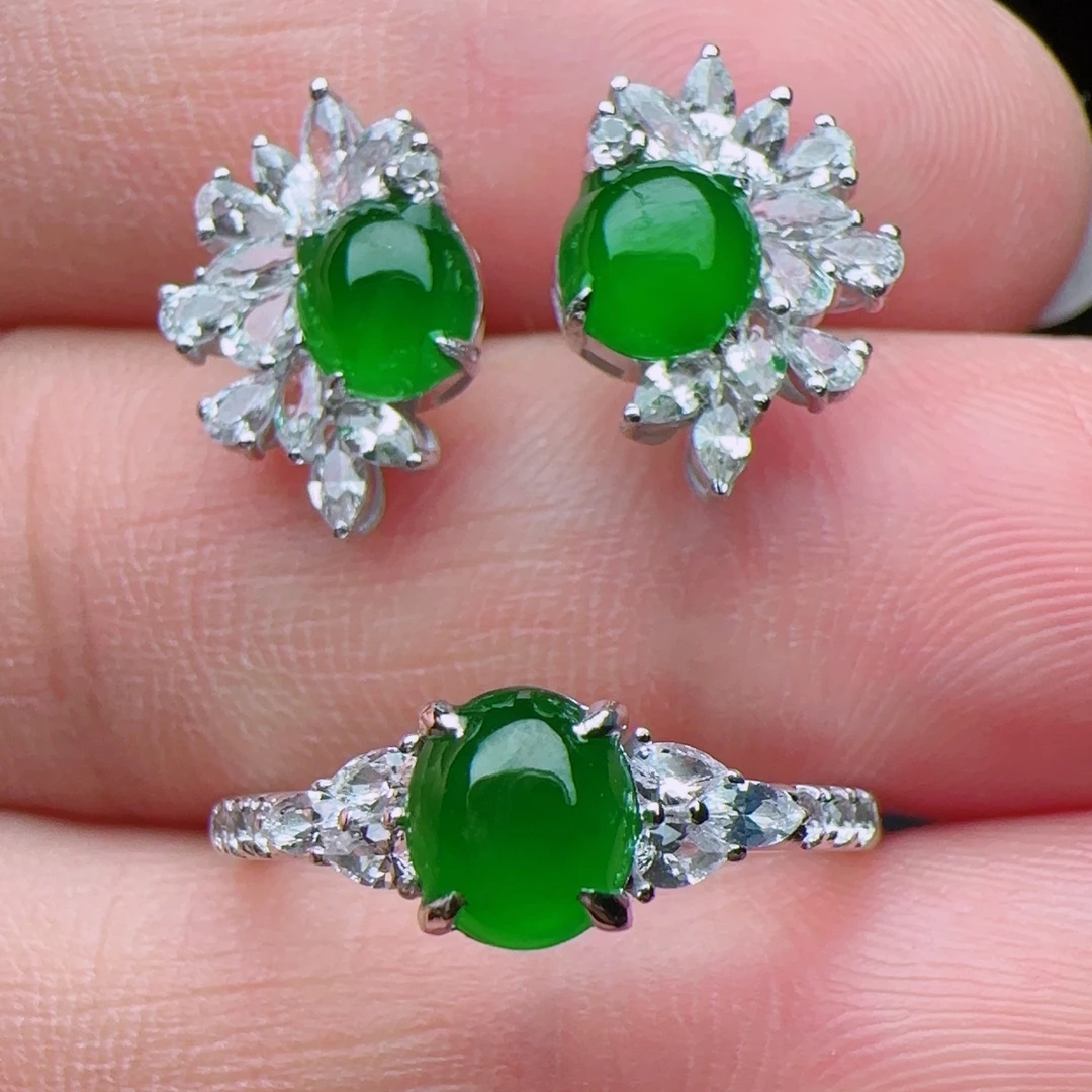 18k镶嵌翡翠绿蛋面耳钉和戒指特价15800