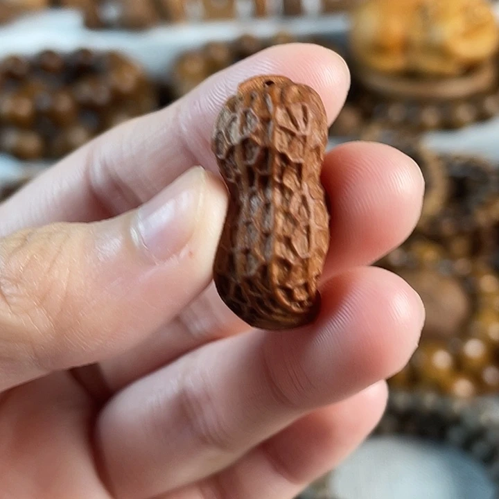 木老山檀花生雕刻件