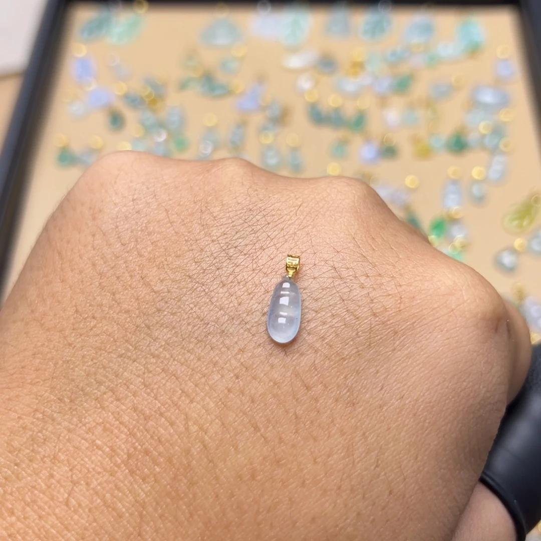 翡翠18K金镶嵌颈饰豆子