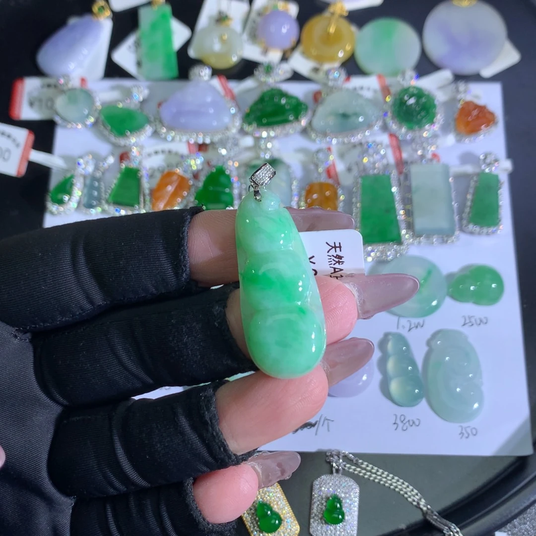翡翠裸石18K金镶嵌福豆