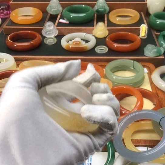 雪***鸟未镶嵌手镯石英岩玉