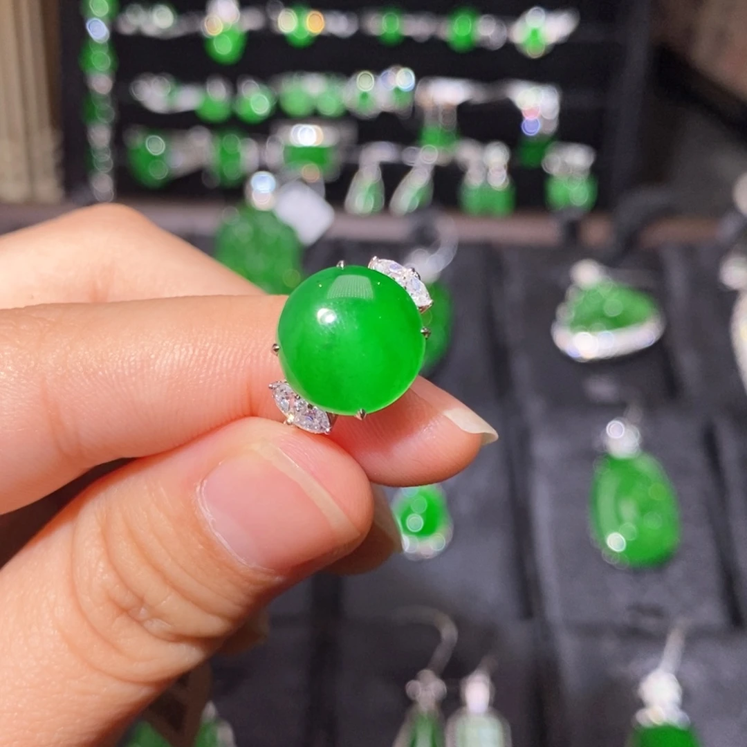 18K金镶嵌戒指翡翠天然翡翠