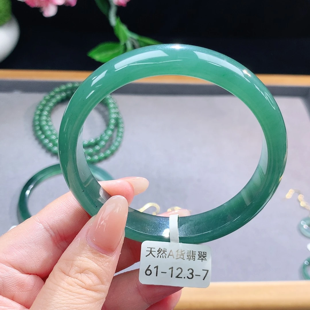 未镶嵌手镯（圆镯）翡翠