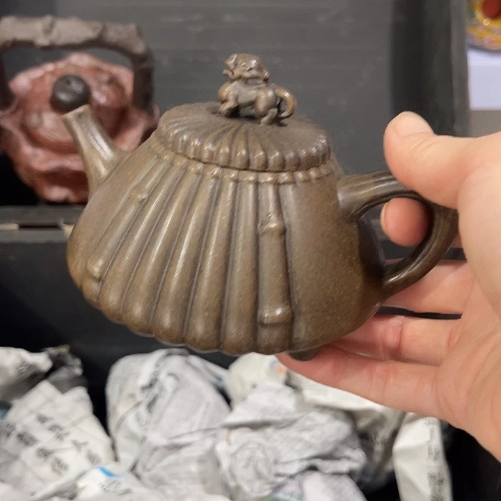 茶壶紫泥原矿泥料手工制作的一把紫砂壶。