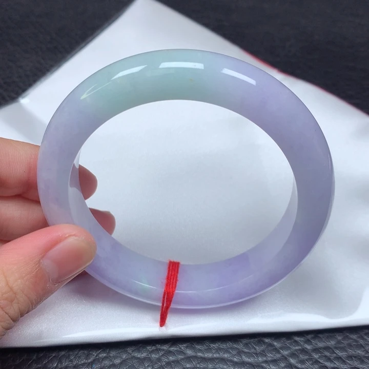 翡翠手镯未镶嵌。