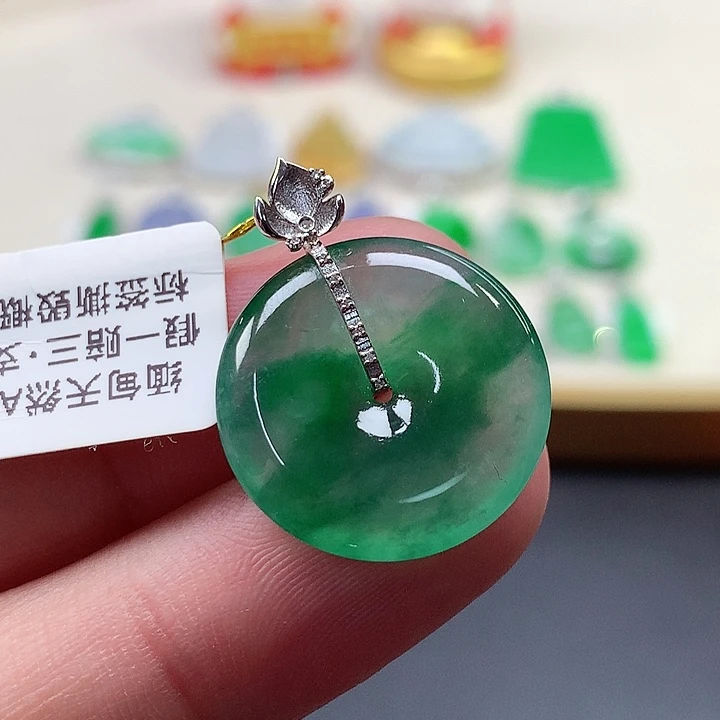 翡翠18K金镶嵌颈饰