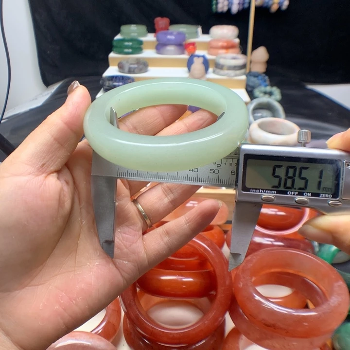 未镶嵌手镯石英质玉