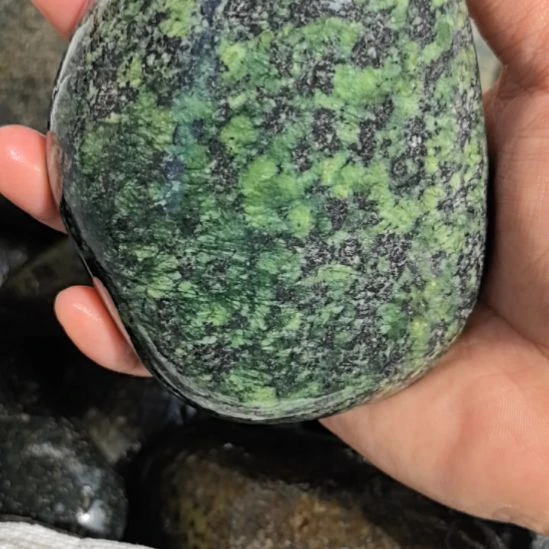 雨***柔有机玻璃藏玉药王石原石手把件一个