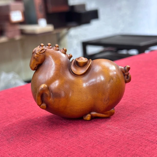 0051 小叶黄杨整料雕刻唐马手把件