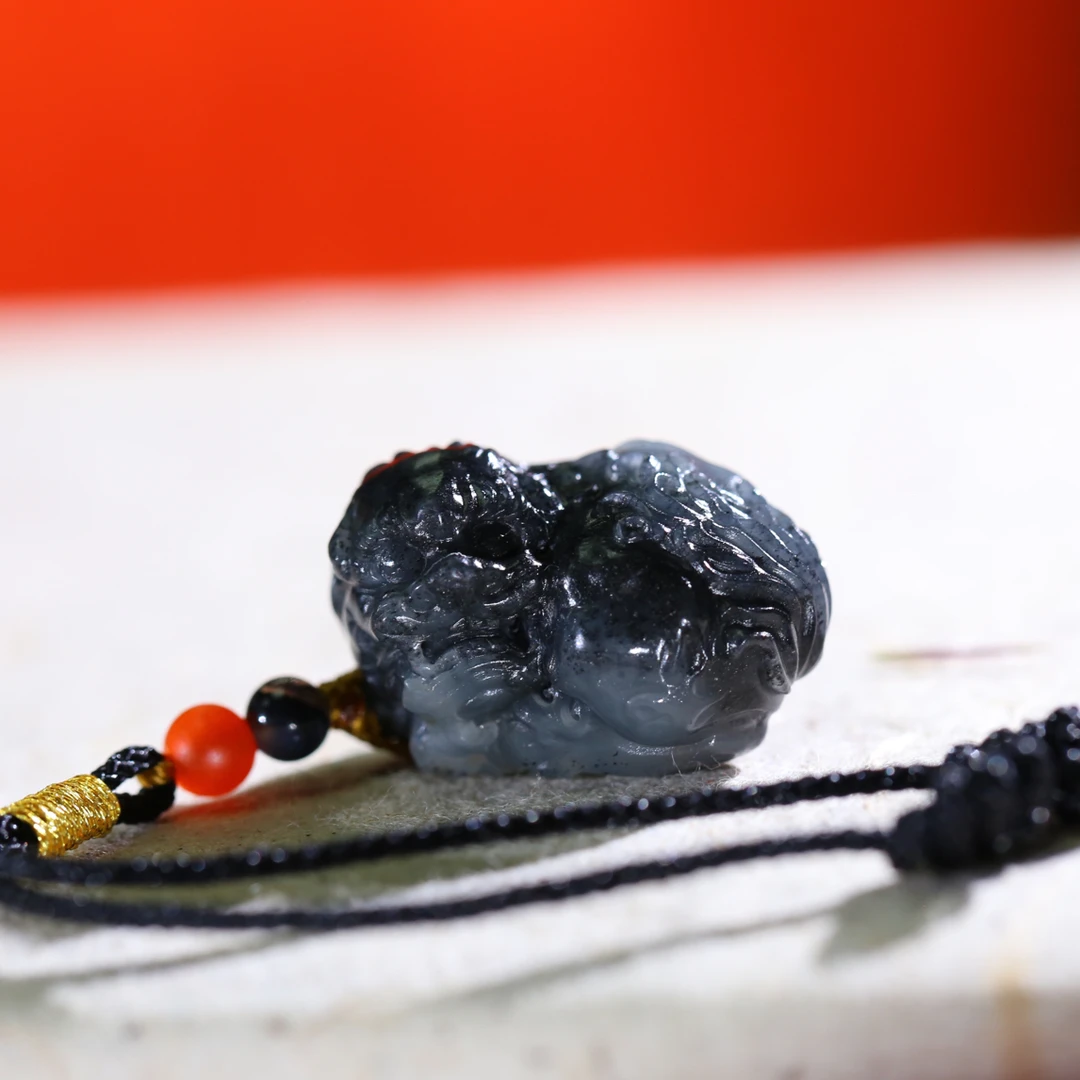 和田玉青花醒狮吊坠