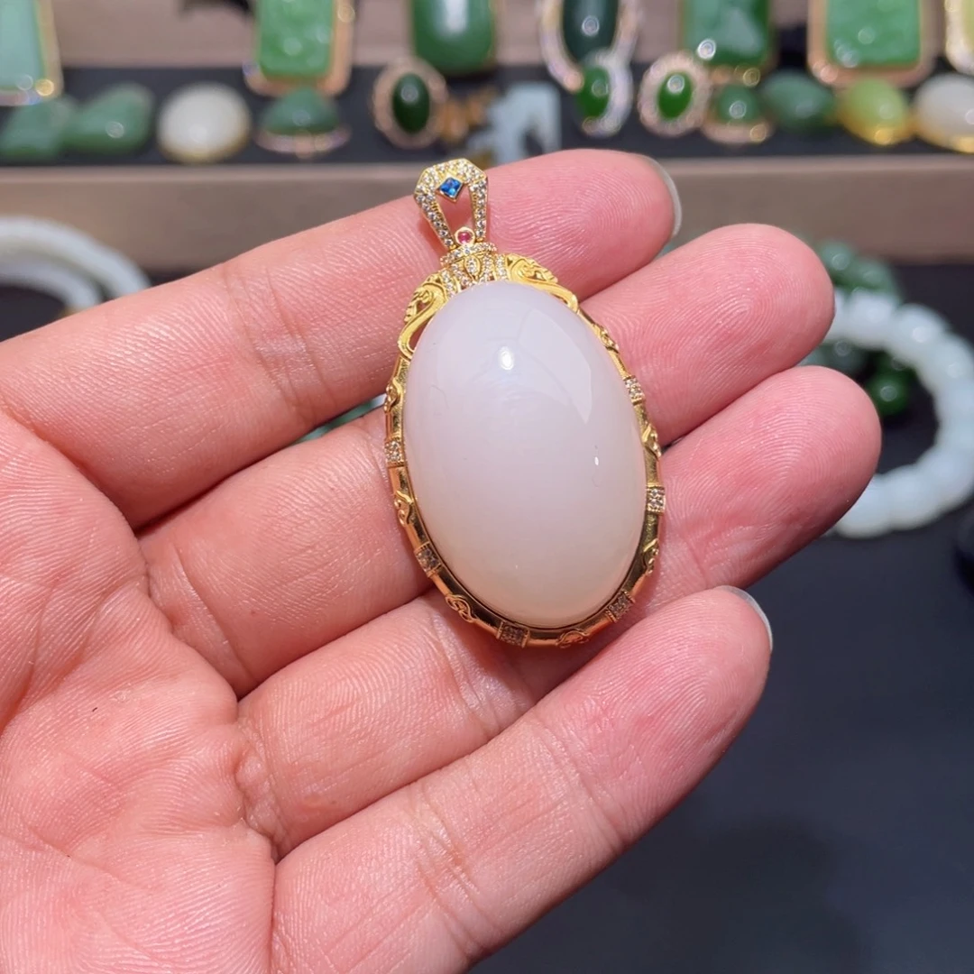 和田玉颈饰18K金镶嵌黔***！