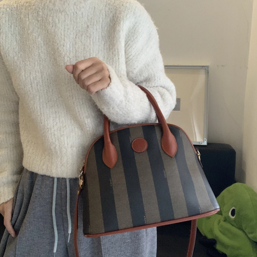 95新 FENDI/芬迪 0 胡桃木贝壳斜挎包