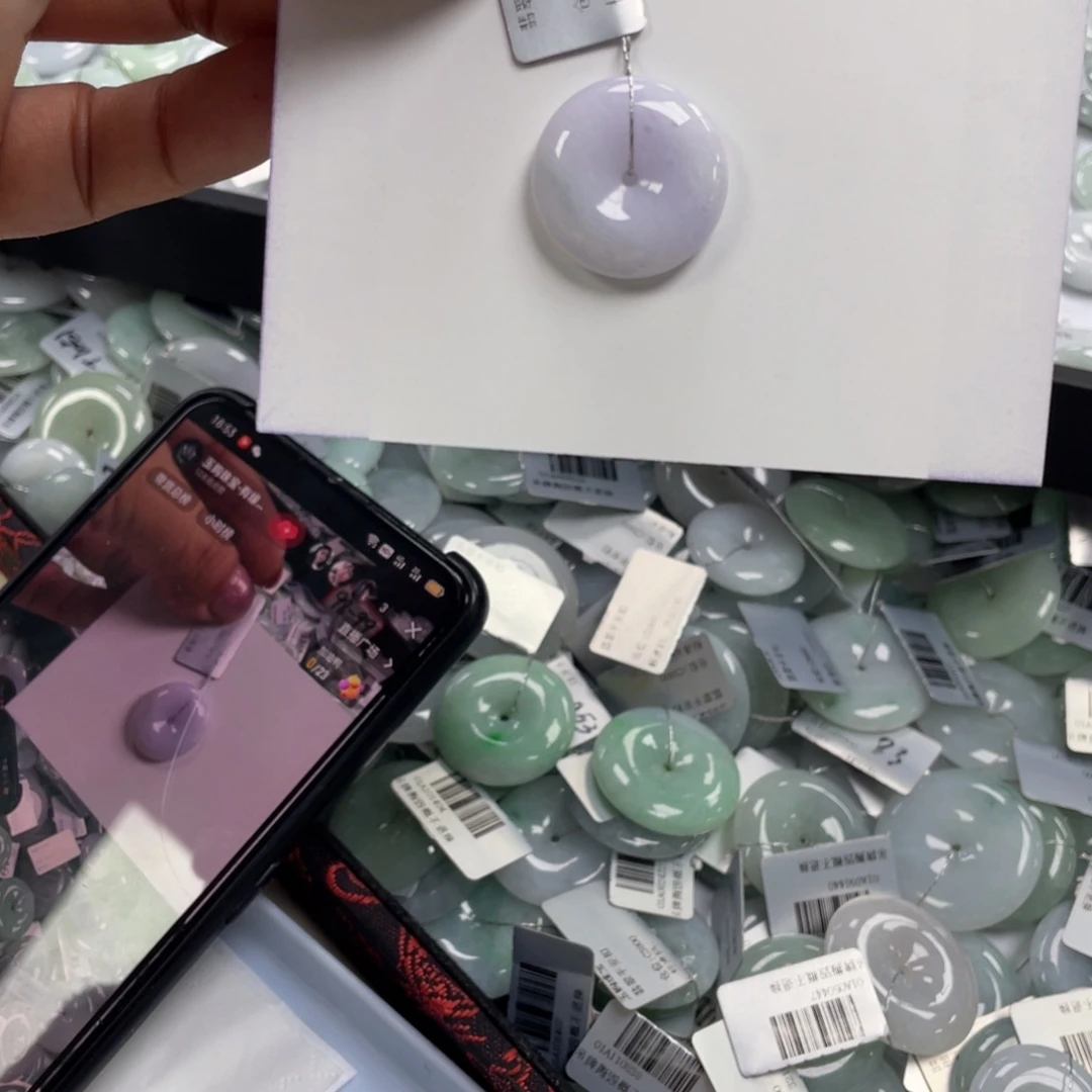 翡翠颈饰未镶嵌平安扣